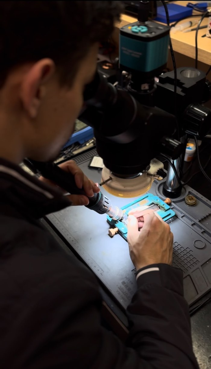 Técnico da iFix® em microssoldagem, laboratório real