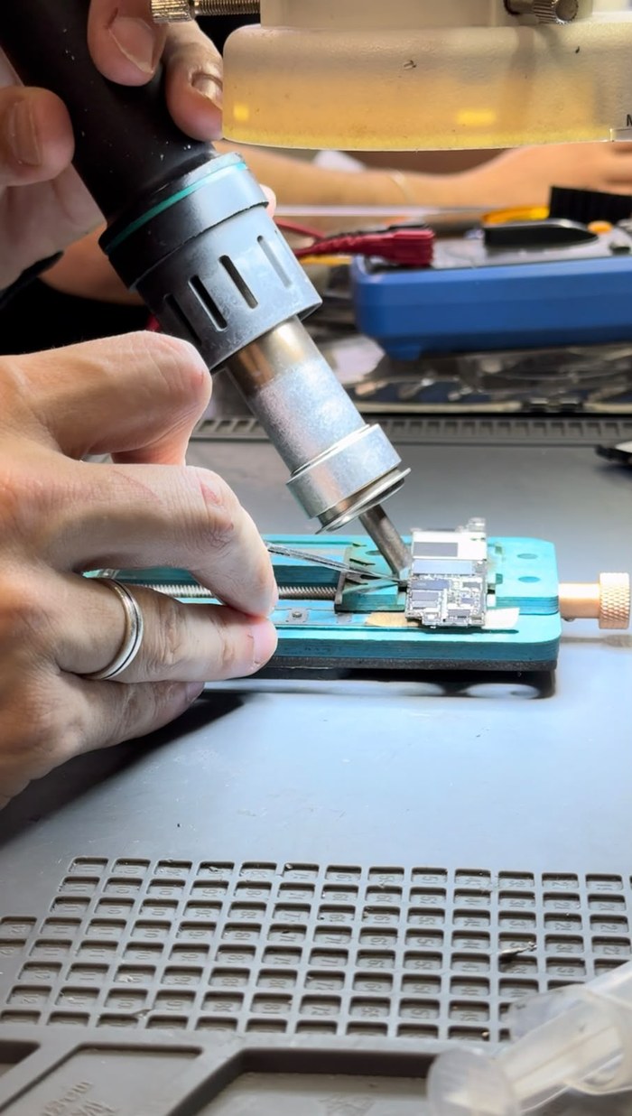 Macro de retrabalho em placa lógica, laboratório real